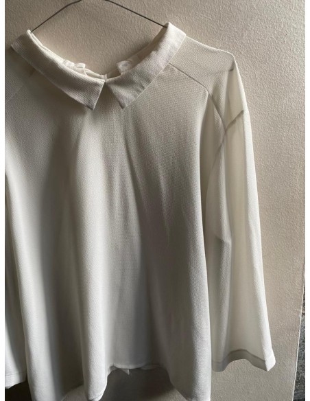 Camicia bianca con bottoni sul retro