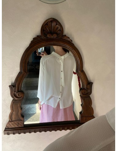 Camicia bianca con bottoni sul retro