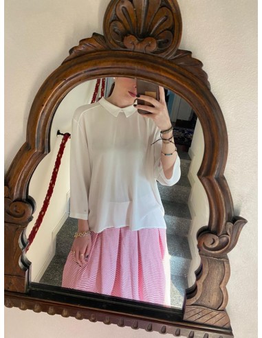 Camicia bianca con bottoni sul retro