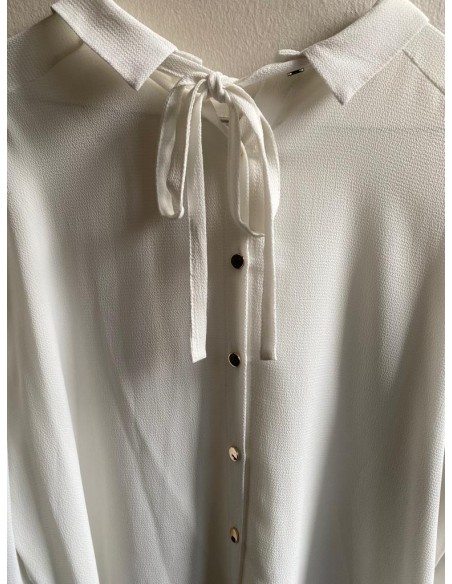 Camicia bianca con bottoni sul retro