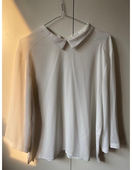 Camicia bianca con bottoni sul retro