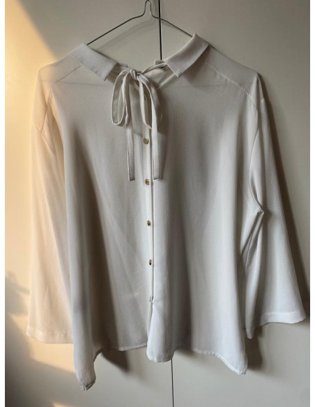 Camicia bianca con bottoni sul retro