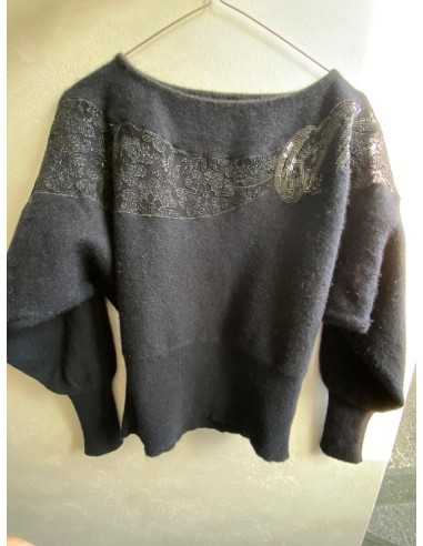 Maglione nero con applicazioni