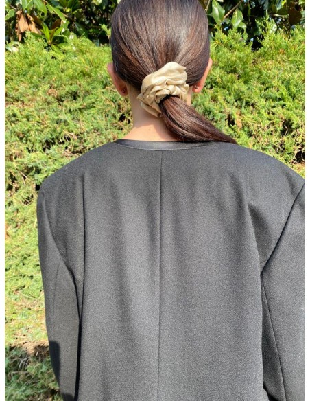 Giacca nera con profili in raso