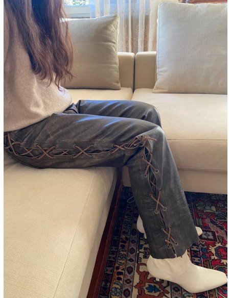 Pantalone in pelle con lacci