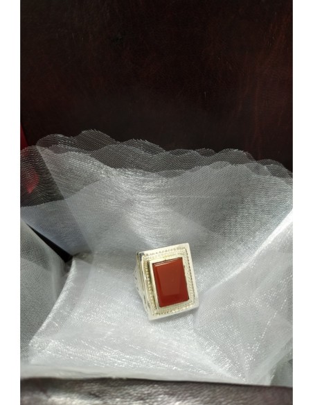 Anello in argento con pietra rettangolare in agata marrone