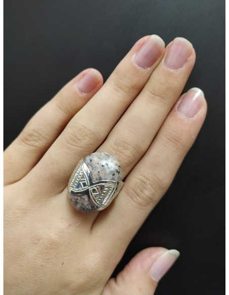 Anello in argento con pietra ovale in pietra di agata screziata