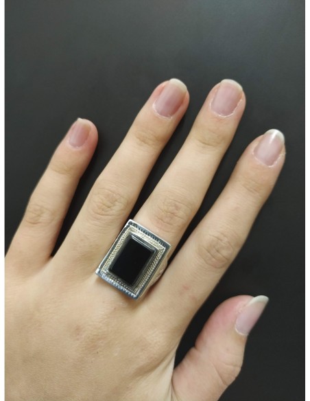 Anello in argento con pietra rettangolare in onice nero