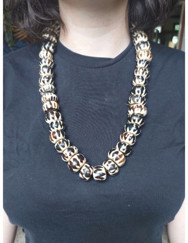 Collana con grandi perline bianche e marroni